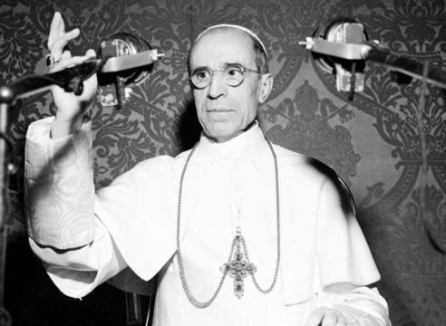 Papa Francisco dice que abrirá los archivos sobre Pío XII