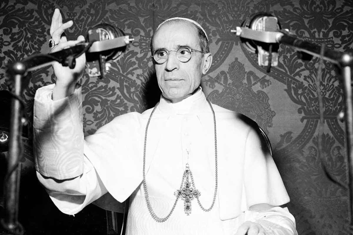 Papa Francisco dice que abrirá los archivos sobre Pío XII