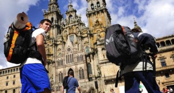 Los peregrinos del Camino de Santiago llegan a la Catedral de Santiago de Compostela, un gran destino religioso.