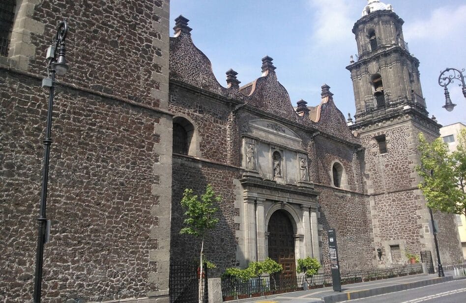 La iglesia que resguarda los restos de Hernán Cortés