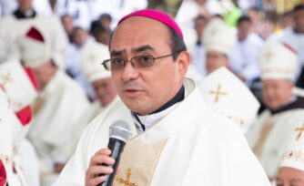 Monseñor Salvador González pide a decanos hablar de frente