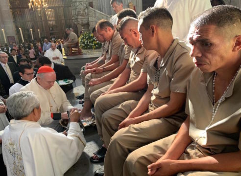 El Cardenal Carlos Aguiar lava los pies a 12 presos