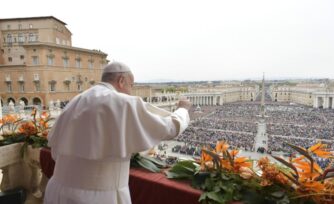 El Papa en su mensaje de Pascua: Construyamos puentes, no muros