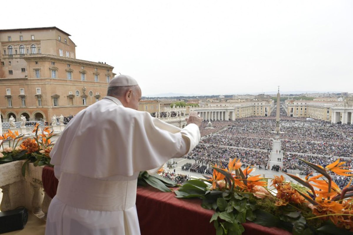 El Papa Francisco imparte la bendición Urbi et Orbi en 2018. Foto: Vatican Media.