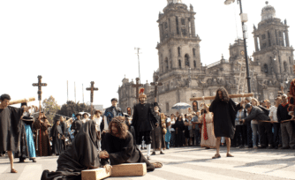 FOTOS: Viacrucis del Zócalo, una emotiva representación ante Catedral