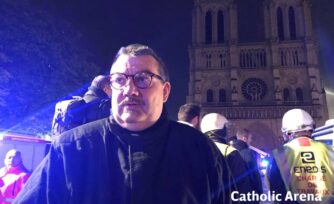 El sacerdote héroe que salvó al Santísimo del incendio en Notre Dame