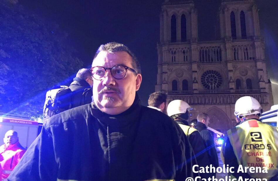 El sacerdote héroe que salvó al Santísimo del incendio en Notre Dame