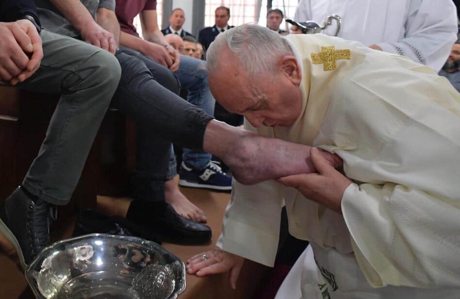 El Papa Francisco lava y besa los pies a 12 presos de Velletri