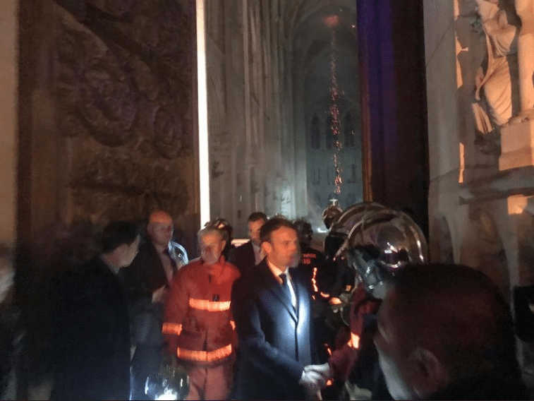 El presidente de Francia, Emmanuel Macron, al interior de la catedral de Notre Dame.