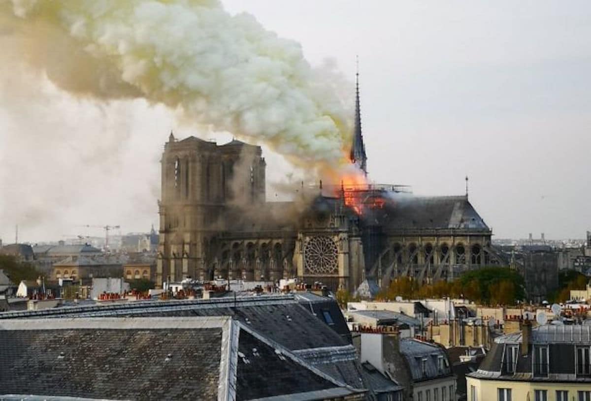 Incendio en la Catedral de Notre Dame el 15 de abril de 2019. Foto: Twitter @SettembriniG