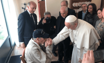 Papa Francisco visita sorpresivamente a enfermos de Alzheimer