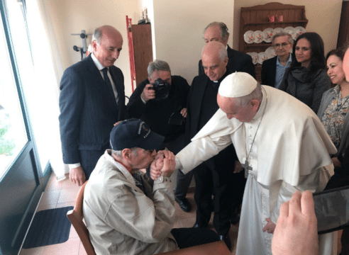 Papa Francisco visita sorpresivamente a enfermos de Alzheimer