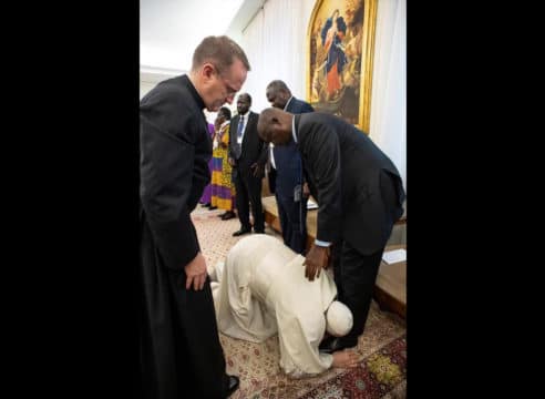¿Por qué el Papa besó los pies de los líderes de Sudán del Sur?