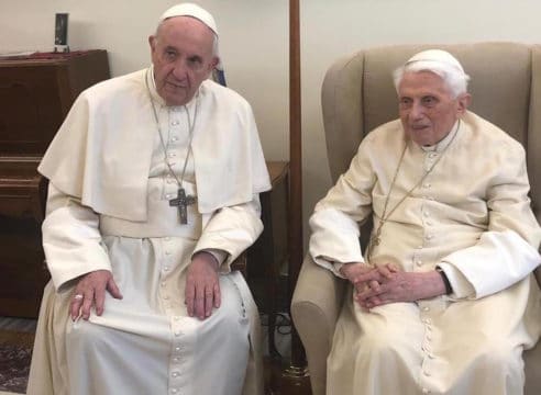 Los 92 años de Benedicto XVI y el camino que lo une a Francisco