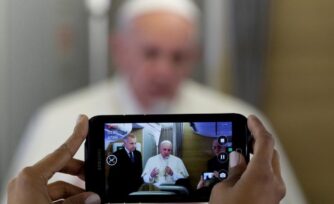 Papa Francisco a periodistas: basta de 'fake news'