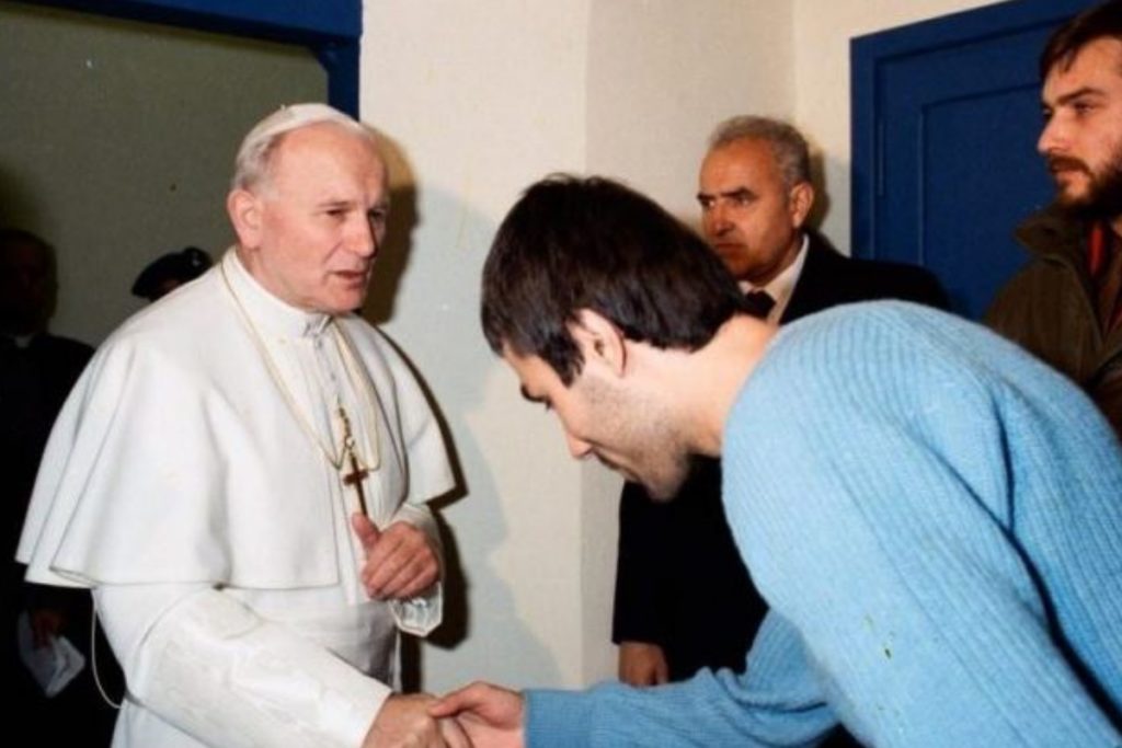 Juan Pablo II y Alí Agca en prisión.