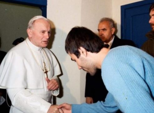 El día en que Juan Pablo II se 'autobendijo' por accidente