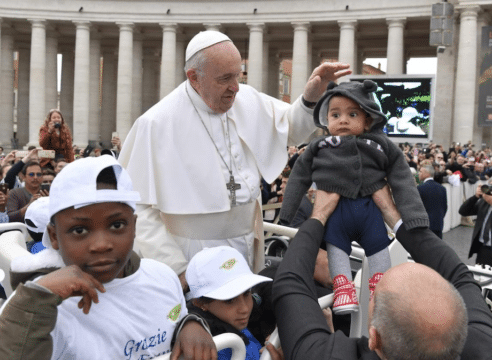 Papa Francisco: “El mal intenta devorarnos”