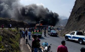 Mueren 21 peregrinos en accidente carretero en Puebla