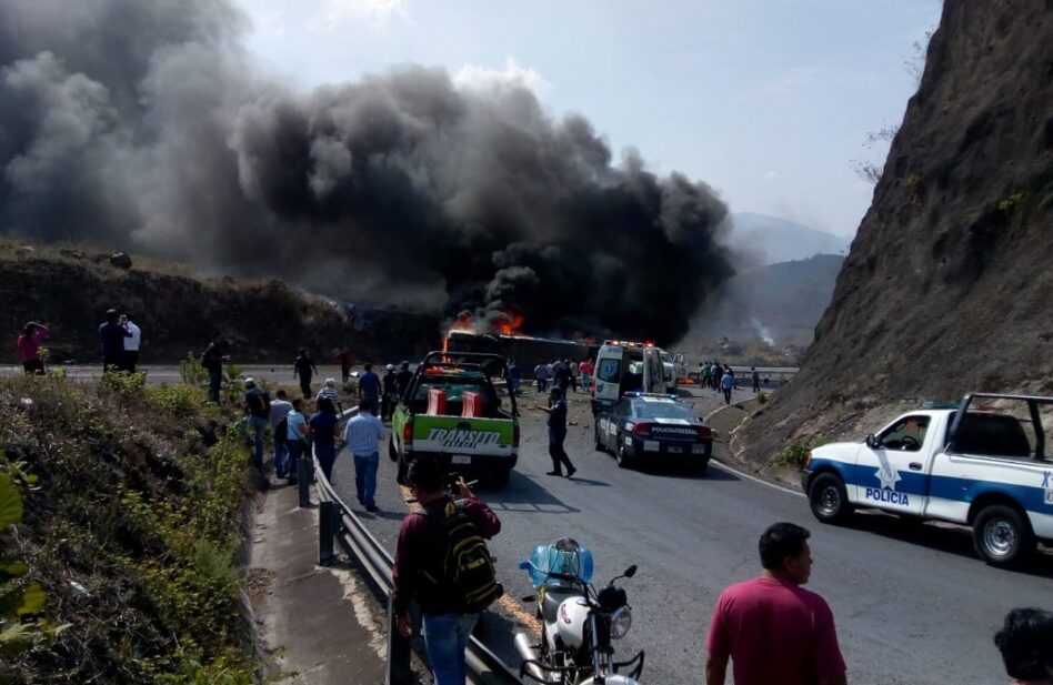 Mueren 21 peregrinos en accidente carretero en Puebla