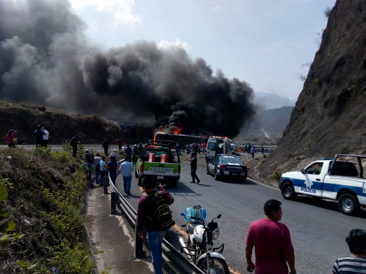 Mueren 21 peregrinos en accidente carretero en Puebla