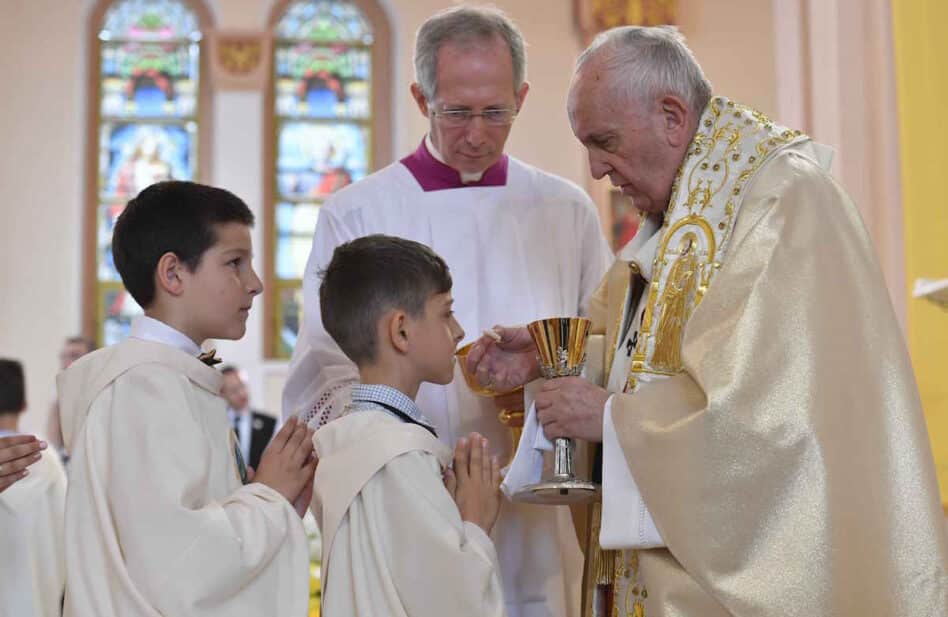 El Papa Francisco dio la Comunión a 245 niños en Bulgaria