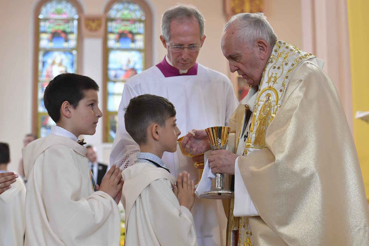 El Papa Francisco dio la Comunión a 245 niños en Bulgaria