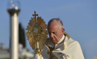 Bendecir y dar, las dos peticiones del Papa en Corpus Christi