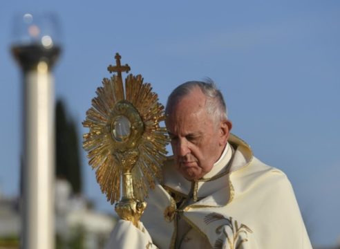 Bendecir y dar, las dos peticiones del Papa en Corpus Christi