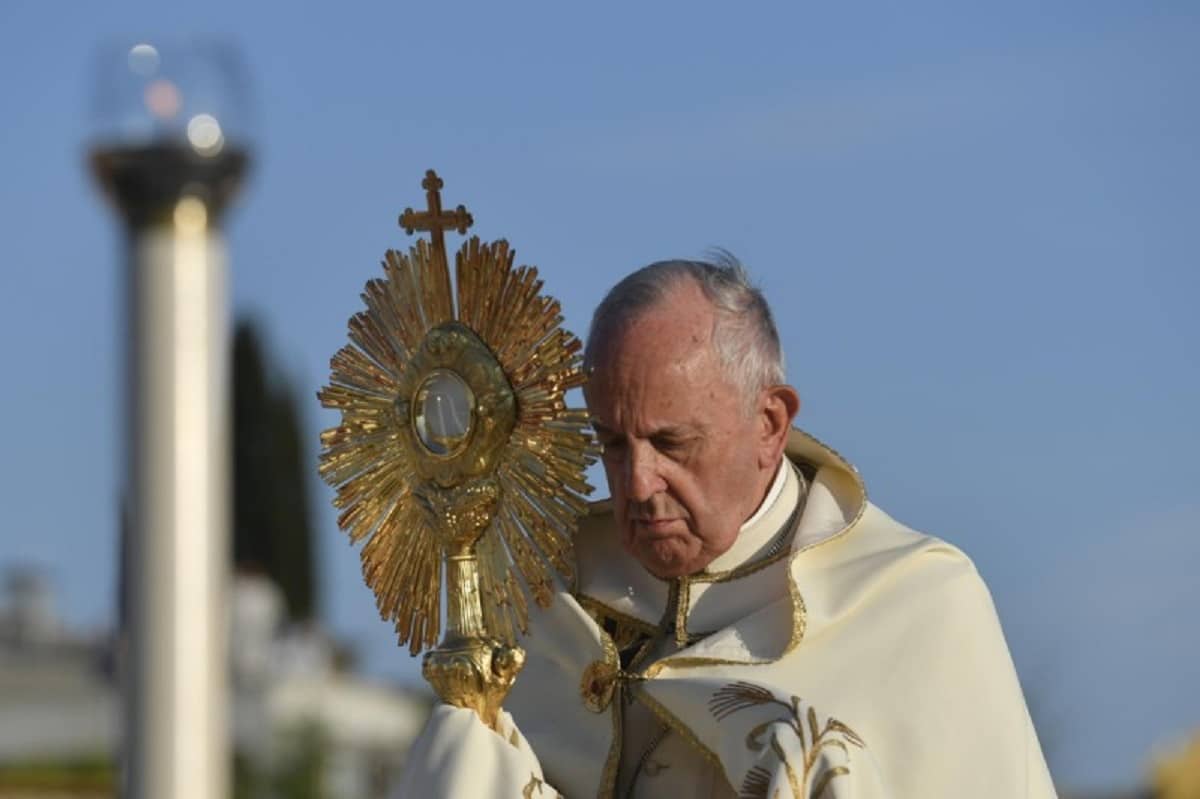 Bendecir y dar, las dos peticiones del Papa en Corpus Christi