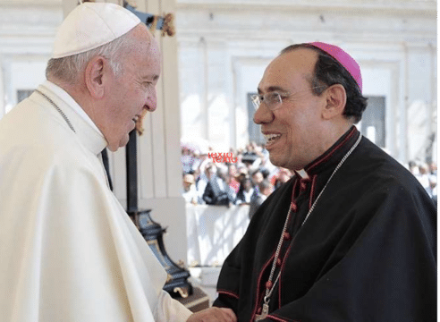 Papa Francisco entrega el palio arzobispal al arzobispo de Tlalnepantla