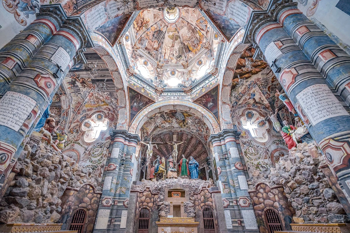 La cúpula y paredes las pintó el queretano Miguel A. Martñinez de Pocasangre.