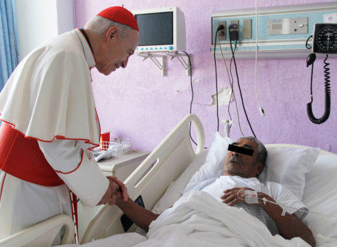 El Cardenal Aguiar visitó a los enfermos del Hospital de Jesús