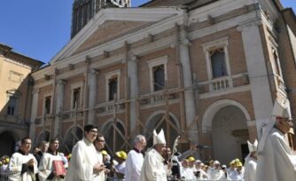 El Papa Francisco visita a los damnificados por un sismo en Italia