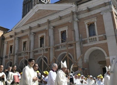 El Papa Francisco visita a los damnificados por un sismo en Italia