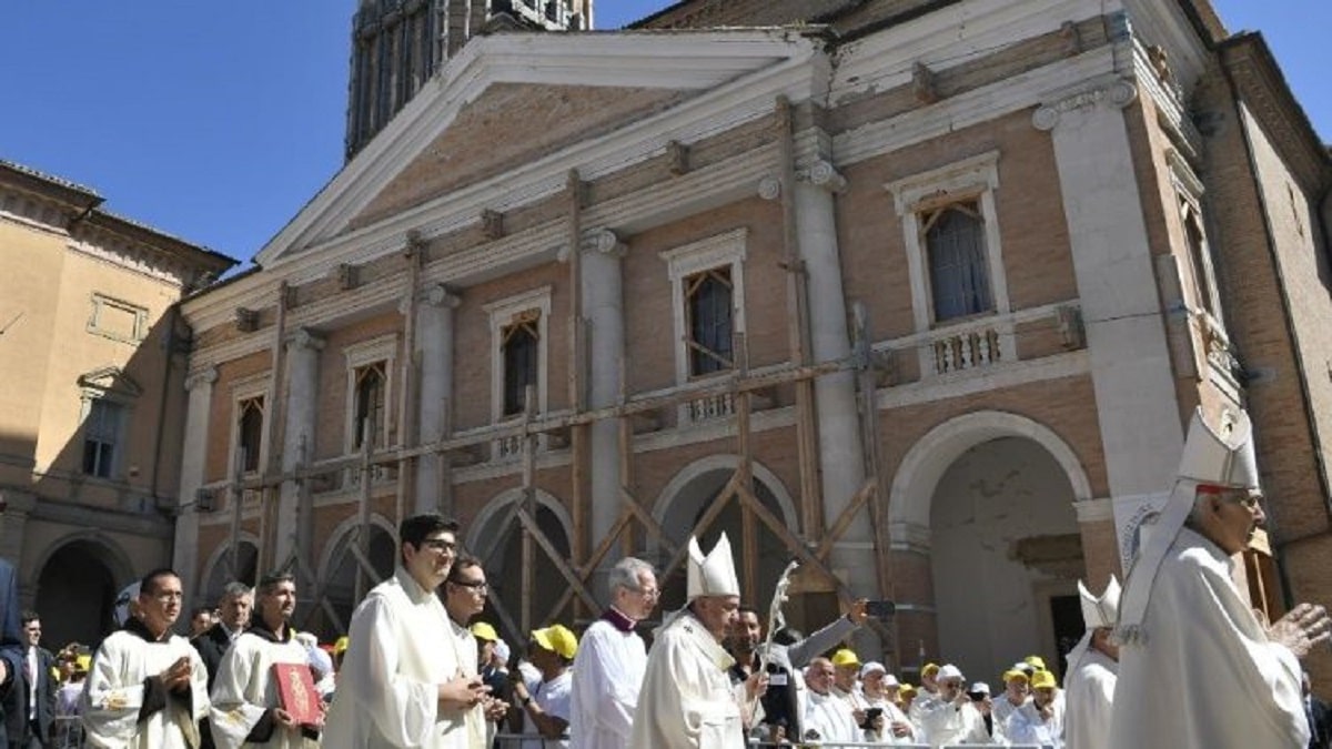 El Papa Francisco visita a los damnificados por un sismo en Italia
