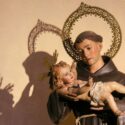 San Antonio de Padua: ¿sirve ponerlo de cabeza para encontrar pareja?