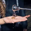 ¿Tiene “poder” un objeto bendito? Esto dice la Iglesia Católica