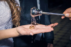 ¿Tiene “poder” un objeto bendito? Esto dice la Iglesia Católica