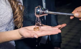 ¿Tiene “poder” un objeto bendito? Esto dice la Iglesia Católica