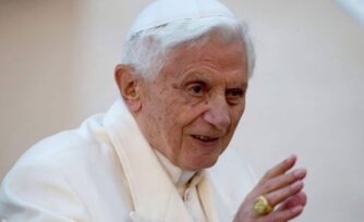 Benedicto XVI se está recuperando, confirma su secretario particular
