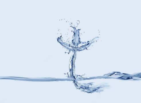 Los riesgos de usar el agua bendita para supersticiones