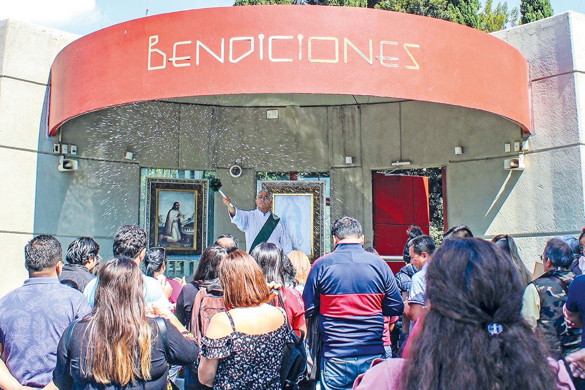 Los fieles llegan a reunirse en grupos de más de 200 personas en esta capilla de la Basílica de Guadalupe para que les rocíen agua bendita. Foto: Luis Patricio