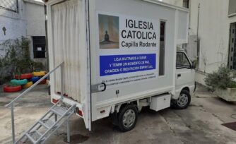 Una capilla sobre ruedas busca feligreses en las calles de Uruguay