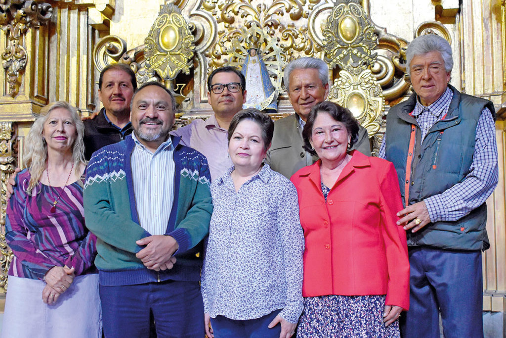 El padre Victoriano Martínez (primera fila) encabeza al grupo de laicos y diáconos.