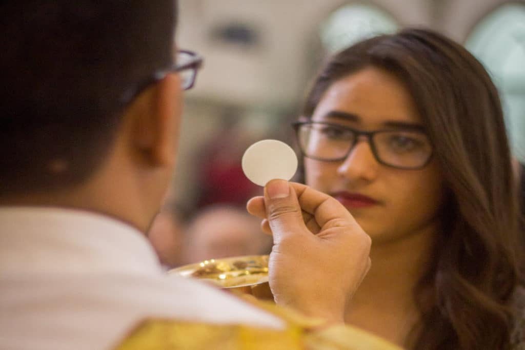 Comulgar es recibir a Jesús, que está realmente Presente en la Eucaristía. Foto: Cathopic