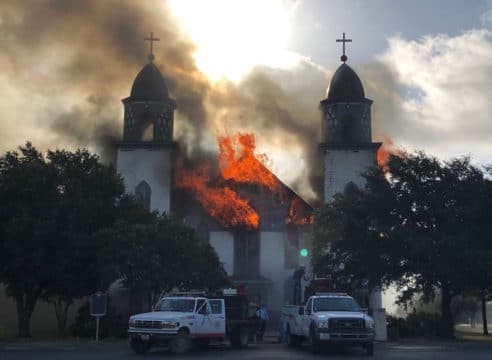 Gran incendio devasta iglesia en Texas, los fieles rescataron el sagrario