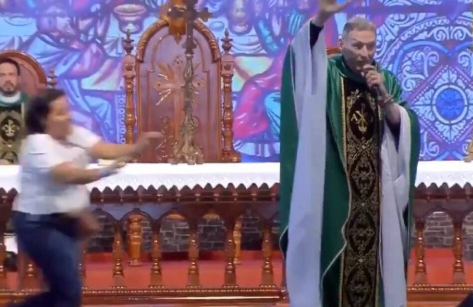 El padre Rossi perdona a la mujer que lo empujó en plena Misa