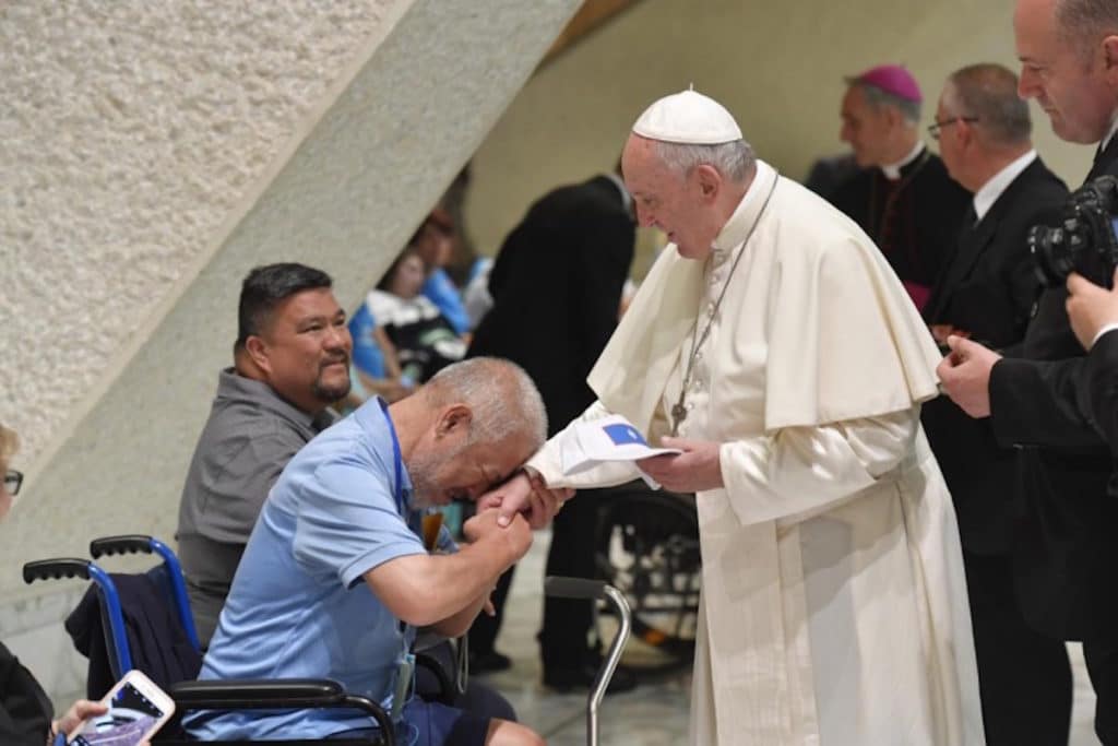 El Papa Francisco con un hombre con discapacidad al término de una Audiencia General. Foto: Vatican Media
