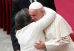 El Papa Francisco abraza a una mujer. Foto: Archivo